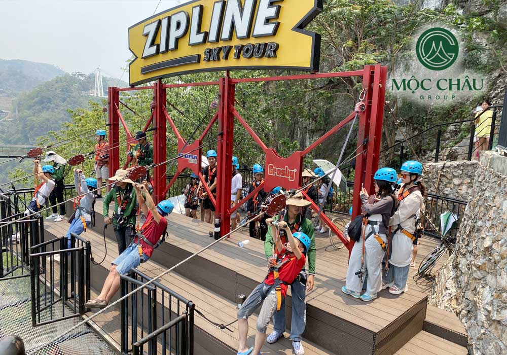 Thử thách bản thân với đường Zipline đầy kịch tính, bay qua những cảnh quan tuyệt đẹp của Mộc Châu